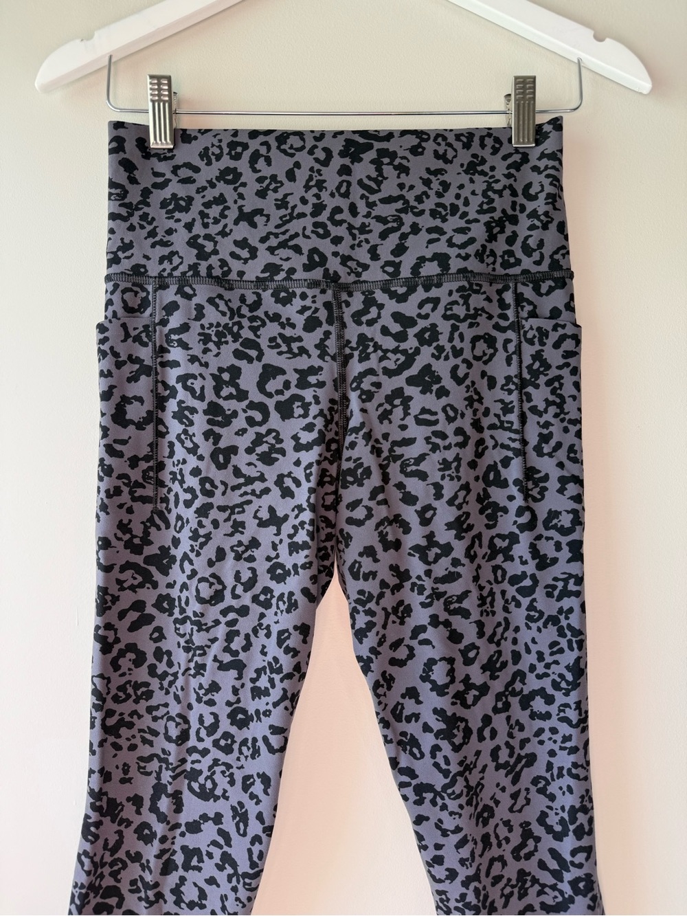 Athleta Salutation II Capri Leopard Print Leggings Gray Black Size Small